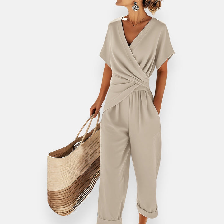 Mode féminine : ensemble élégant avec haut fluide et pantalon large pour un look chic décontracté et confort optimal.