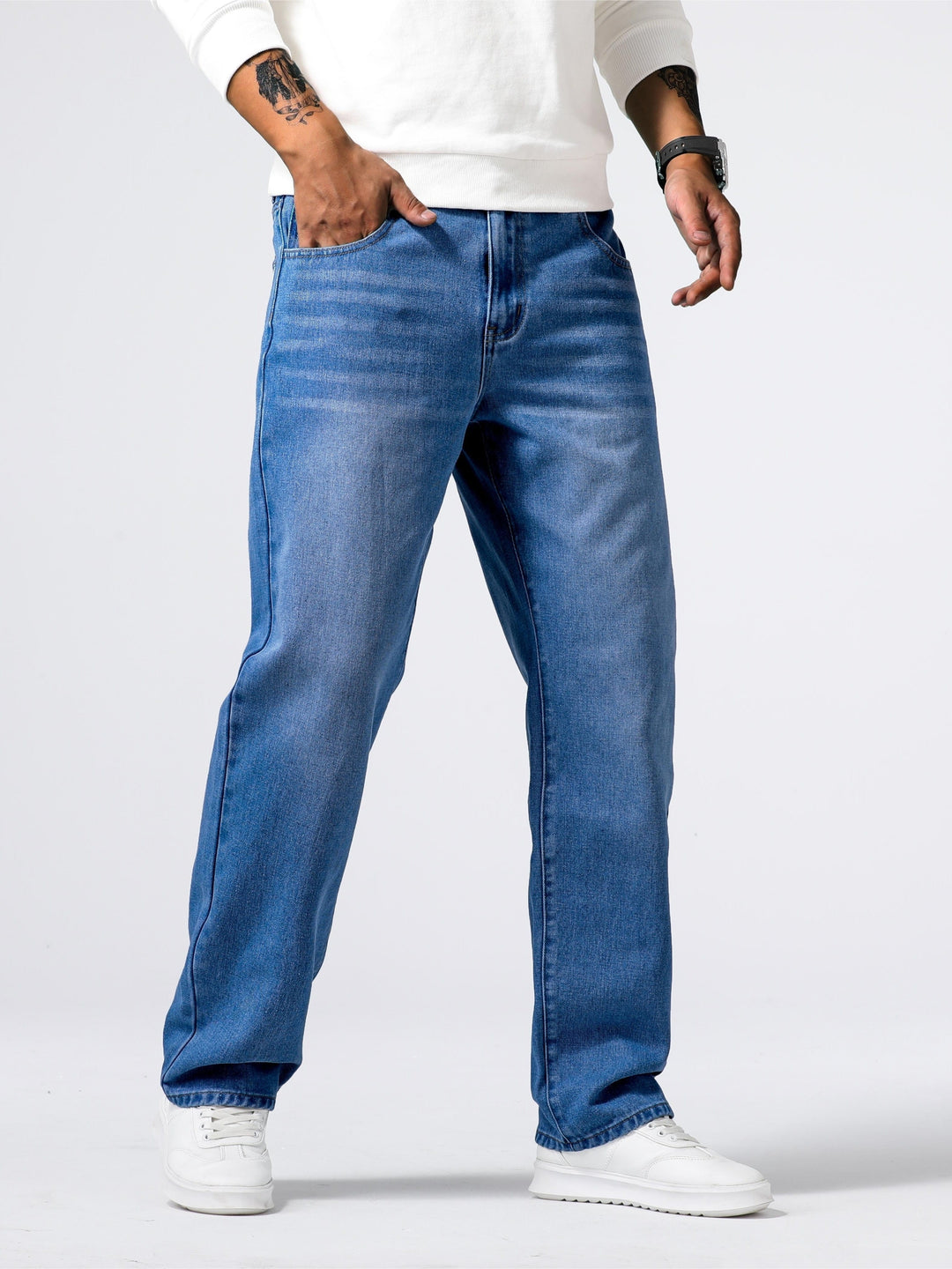Jeans homme décontracté style urbain, coupe droite tendance pour look streetwear.