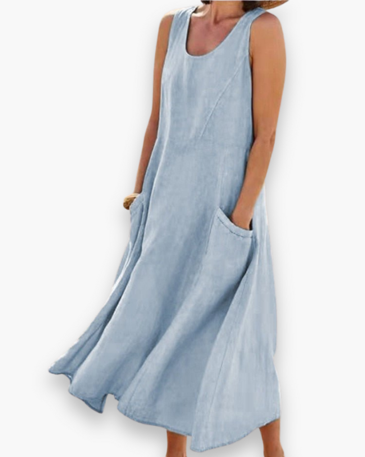 Femme portant une robe d'été midi polyvalente, aérée et confortable, parfaite pour la plage ou une sortie décontractée.