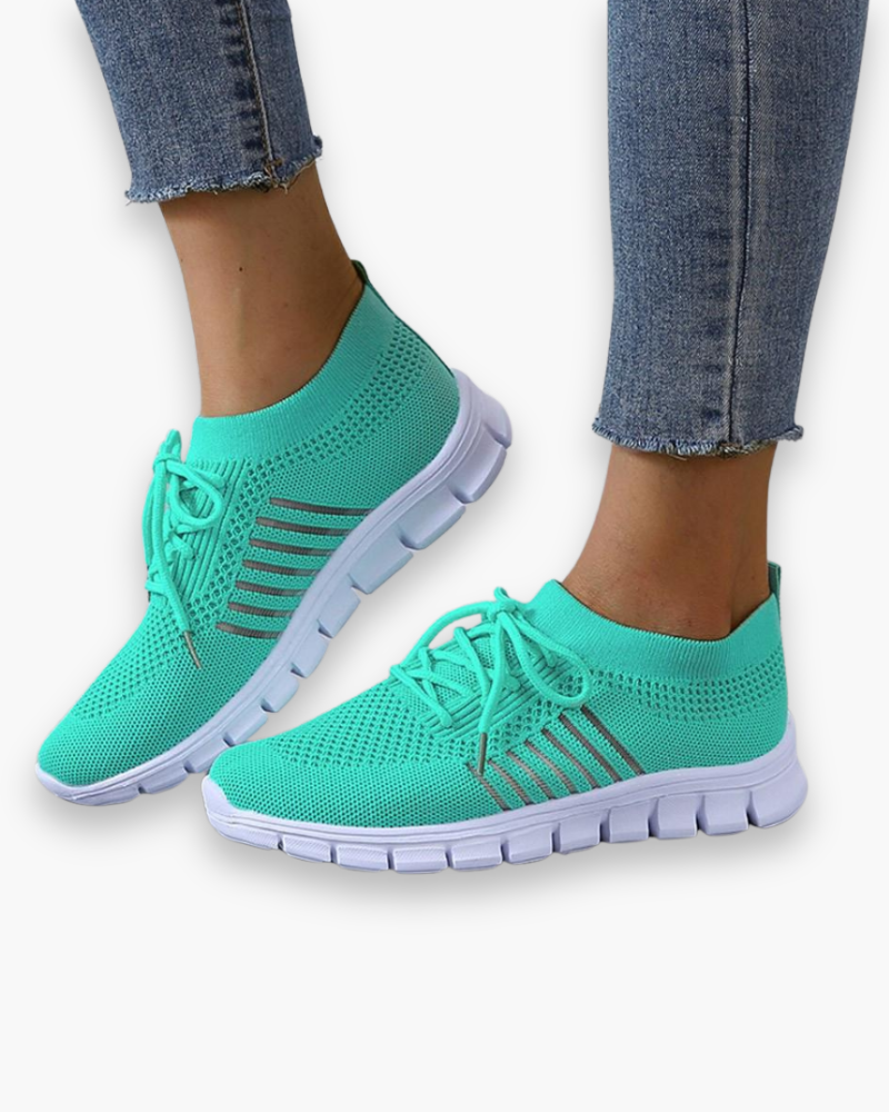 Femme active portant des baskets respirantes confortables pour la marche quotidienne ou les sorties estivales.