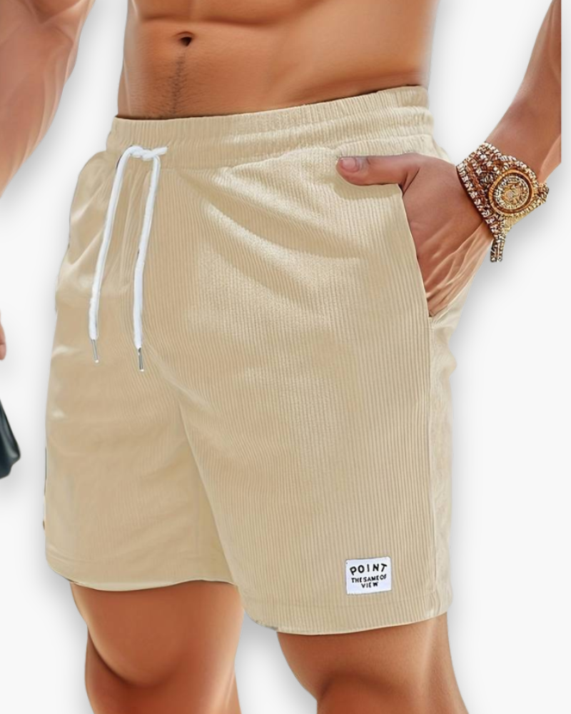 Détail : Tissu respirant d'un short décontracté homme, offrant un confort estival ultime pour loisirs.