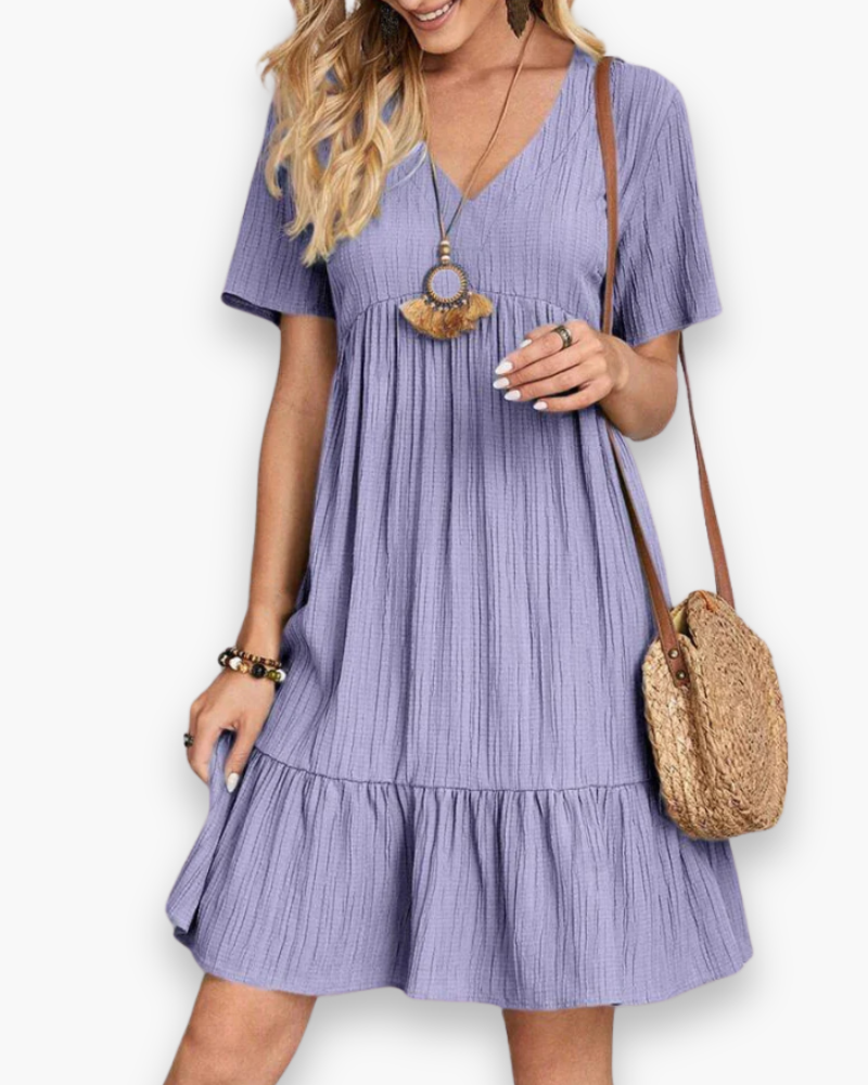 Femme en robe mini d'été confortable, style bohème et décontracté, parfaite pour l'été.