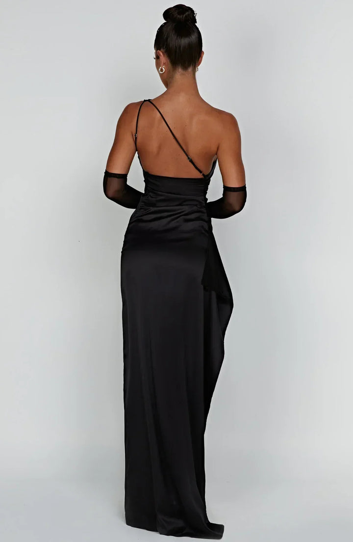 Robe de mariage satinée, coupe asymétrique fendue, style raffiné.