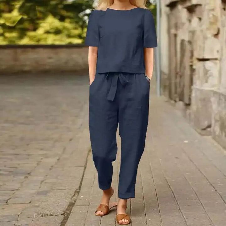 Tenue femme deux pièces polyvalente et confortable, idéale pour l'été décontracté ou chic. Mode féminine.