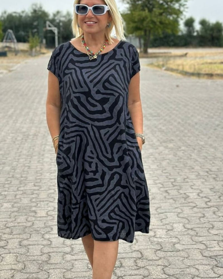 Mode femme : Robe d'été imprimée chic et confortable, col rond. Tissu léger et fluide, parfaite pour vos vacances.