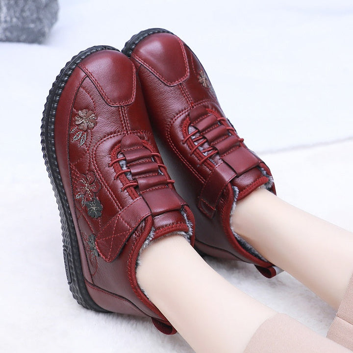 Chaussures plates d'hiver brodées pour femmes, offrant chaleur et confort orthopédique pour les journées froides.