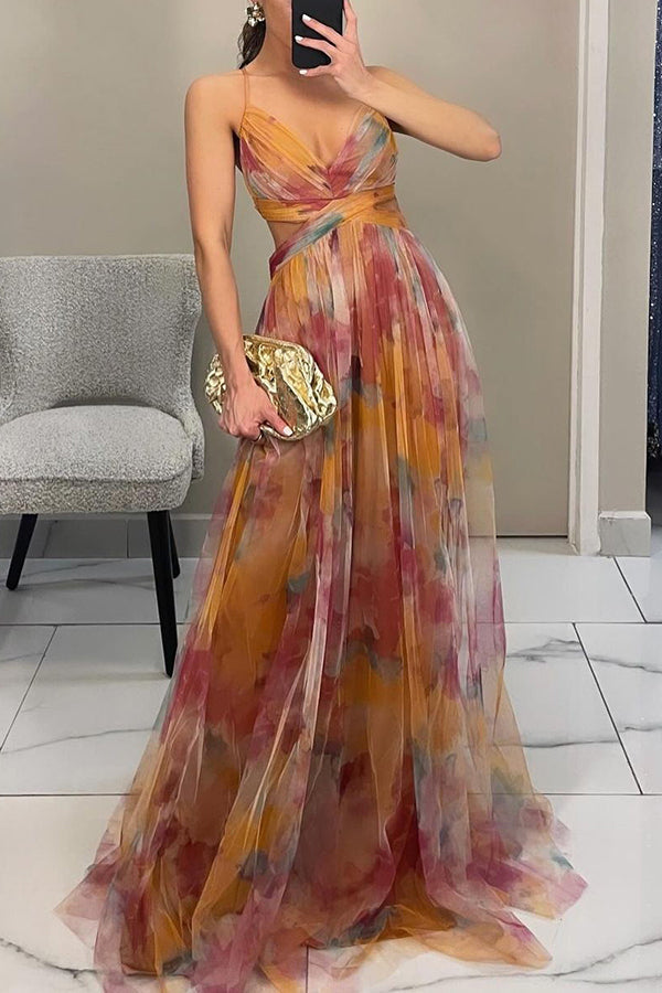Robe de cérémonie longue, motif abstrait vif, décolleté V, silhouette fluide et chic.