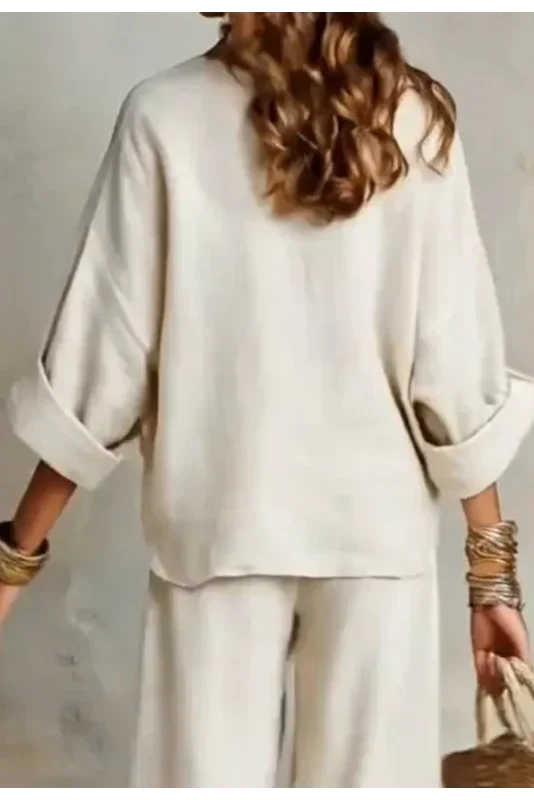 Ensemble femme élégant et polyvalent avec haut col V et pantalon large. Chic pour printemps/été.