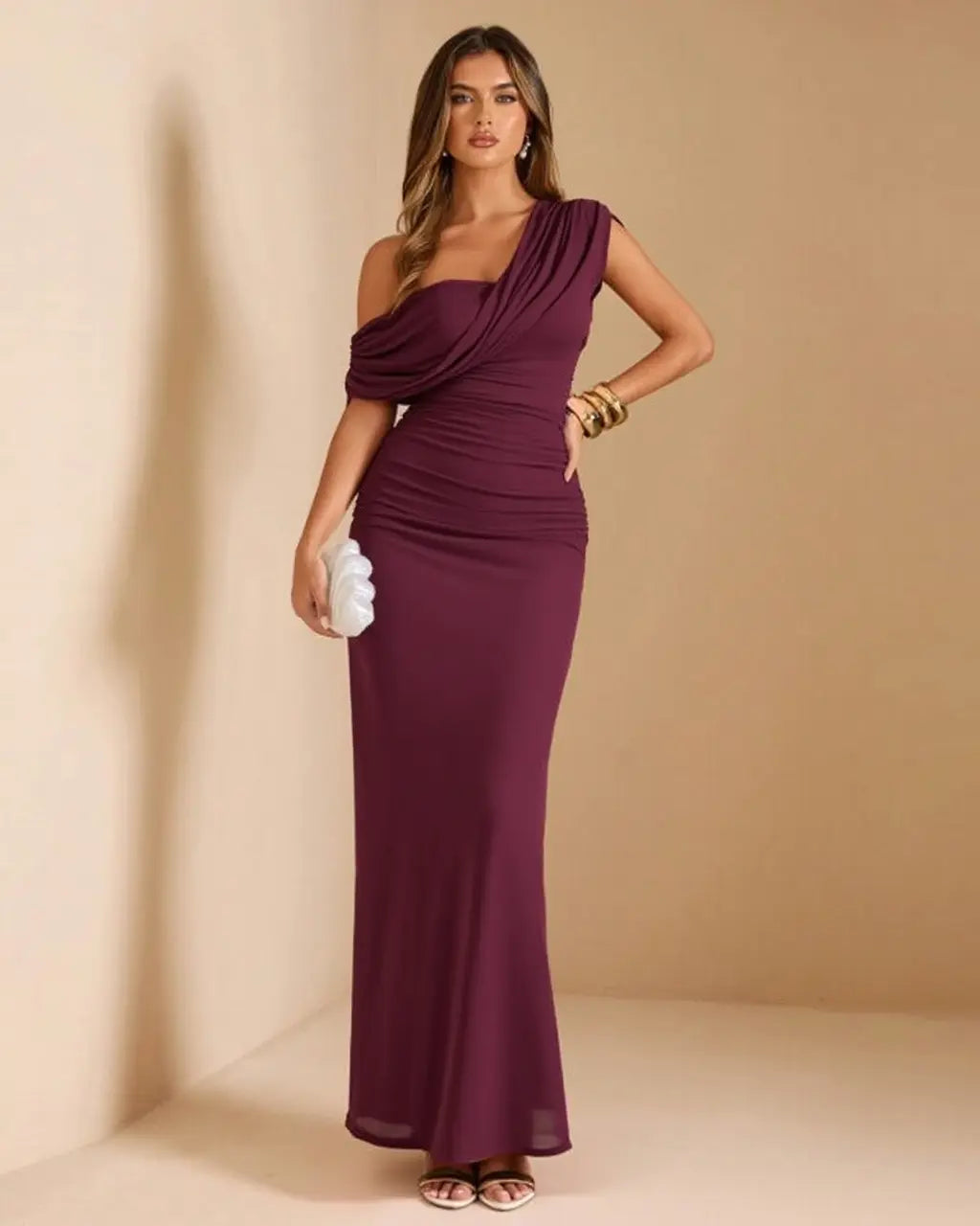 Robe maxi femme asymétrique froncée rouge bordeaux. Élégante pour soirée, cérémonie ou événement chic.