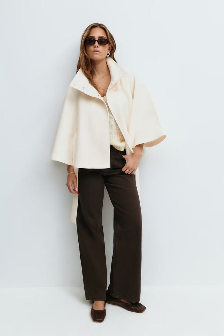 Mode femme: Manteau cape ceinturé, col montant, chic et confortable pour l'automne-hiver.