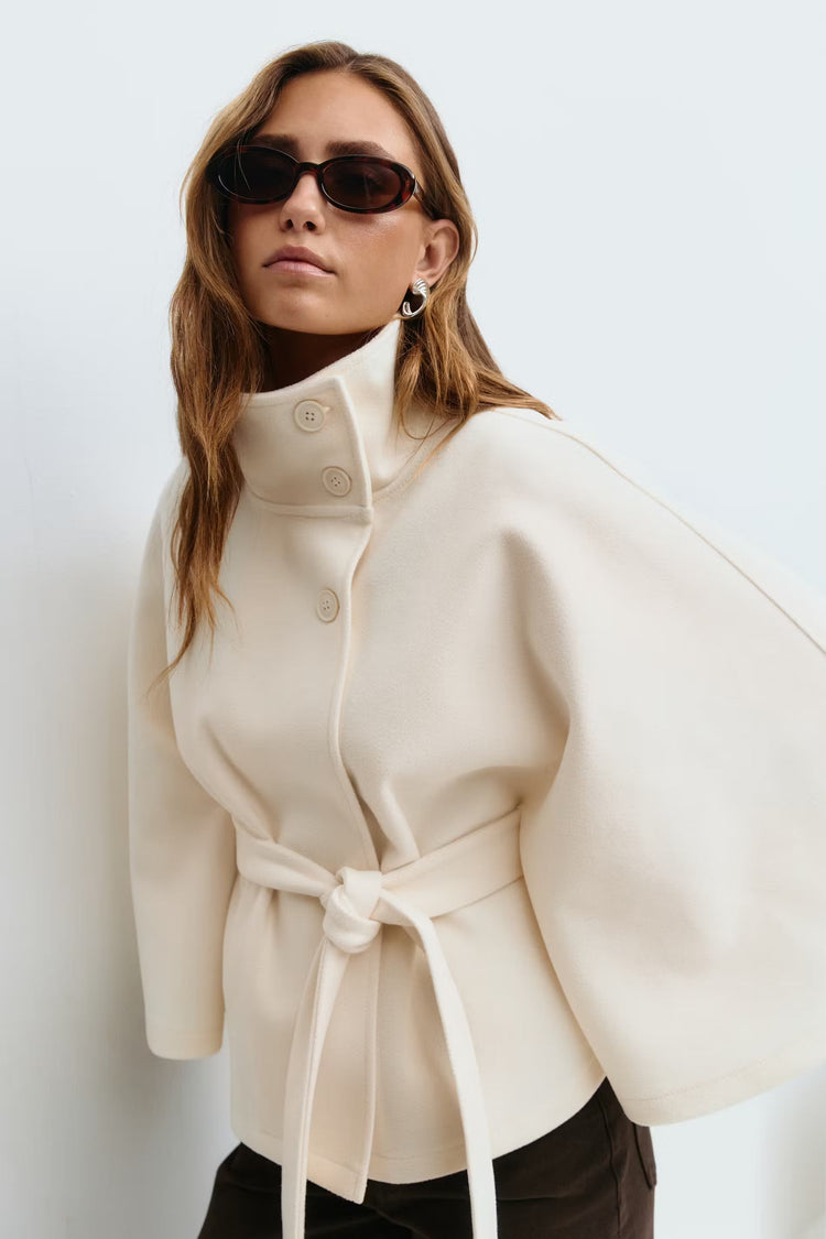 Cape élégante pour femme, col montant et ceinture, style polyvalent pour toutes les occasions.