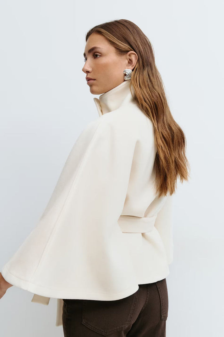 Manteau femme chic avec col montant, cape ceinturée, idéal pour un style élégant et contemporain.