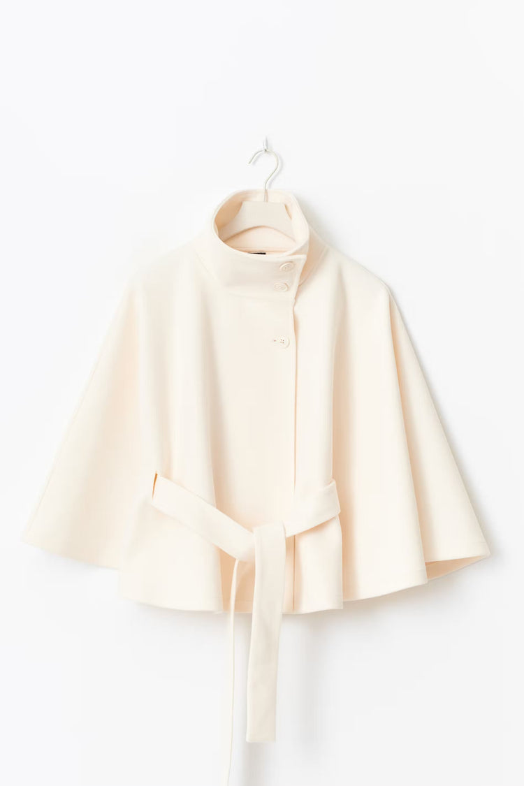 Manteau cape femme élégant ceinturé, col montant chic pour un style hivernal et moderne.