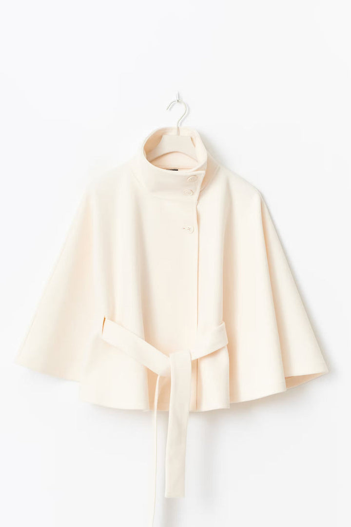 Manteau cape femme élégant ceinturé, col montant chic pour un style hivernal et moderne.