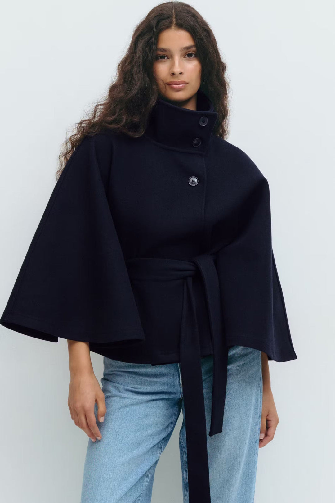 Manteau chic pour femme, cape ceinturée, col montant, idéal pour un style moderne et intemporel.
