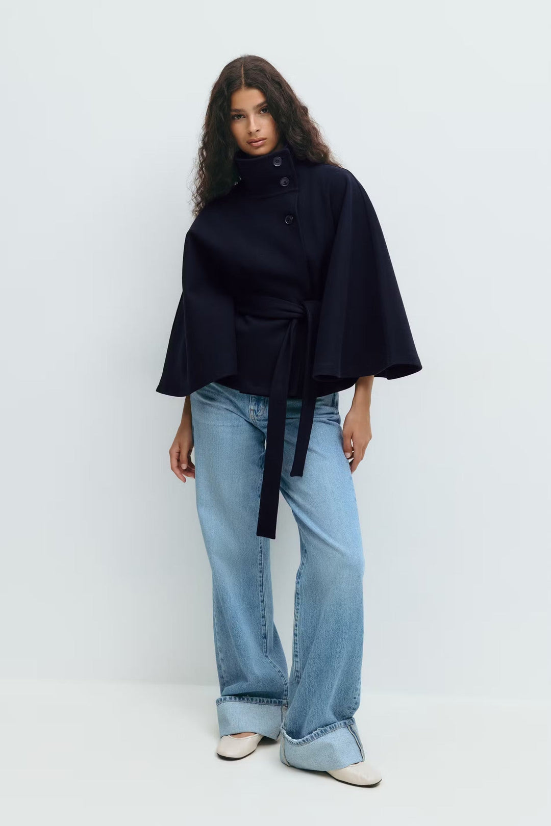 Manteau cape élégant, col montant, ceinture, vêtement femme polyvalent pour saisons froides.