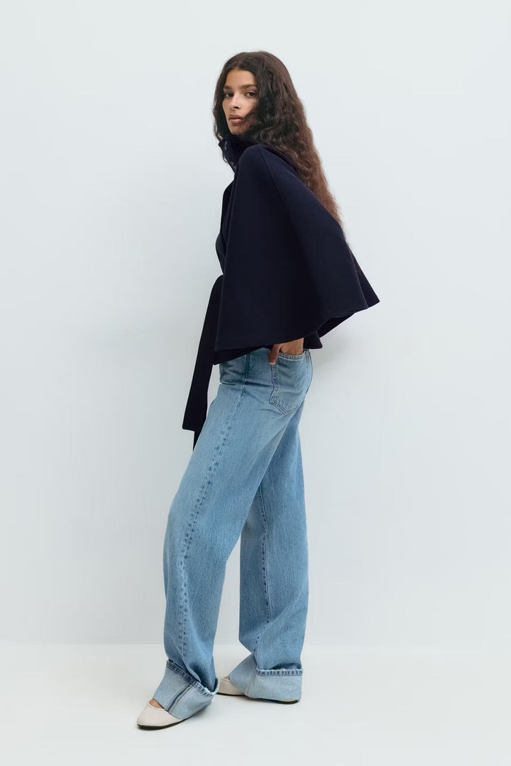 Cape femme ceinturée, col montant chic, manteau polyvalent pour un look élégant en hiver.