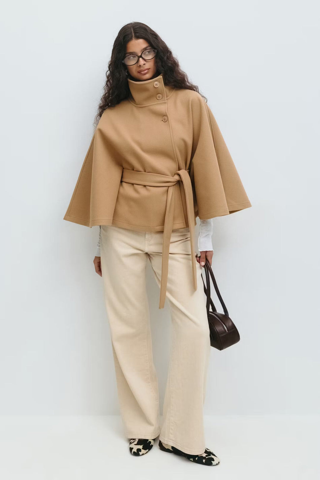 Mode femme hiver: Manteau cape ceinturé élégant, col montant pour un style raffiné et unique.