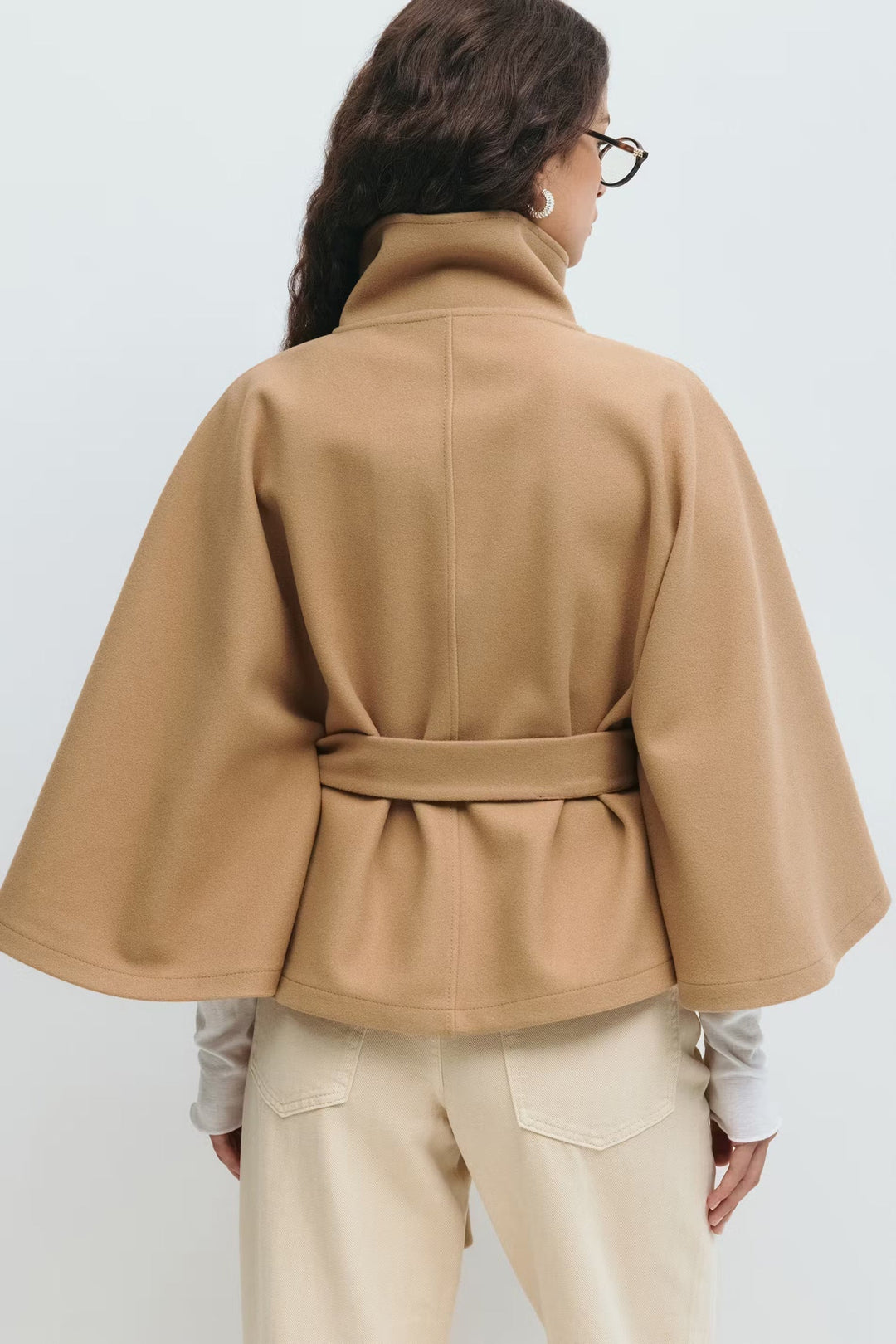 Cape femme ceinturée avec col montant, look élégant et chic pour l'automne-hiver.