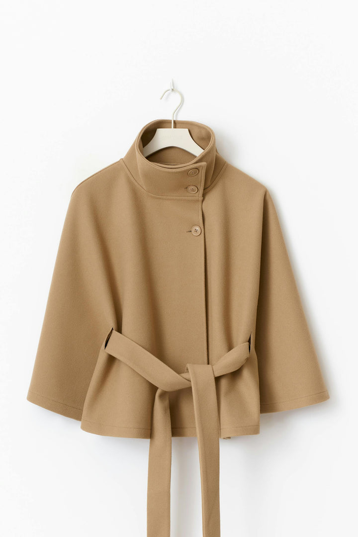 Manteau long femme porté ouvert, coupe fluide et élégante, idéal pour la superposition hivernale.