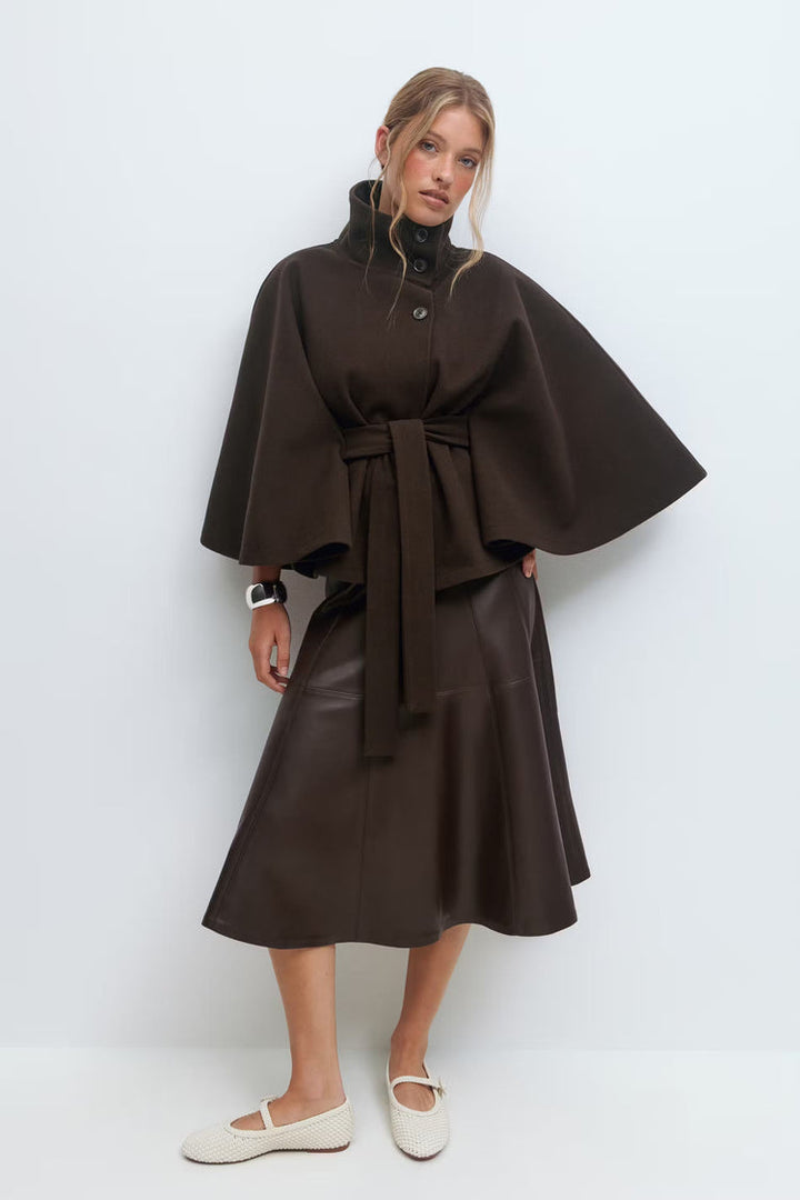 Manteau femme élégant: cape ceinturée, col montant, style chic pour la vie quotidienne.
