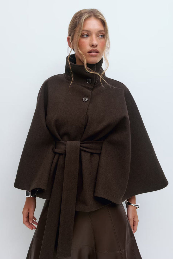 Cape d'automne élégante pour femme, col montant, ceinture, look décontracté ou formel.