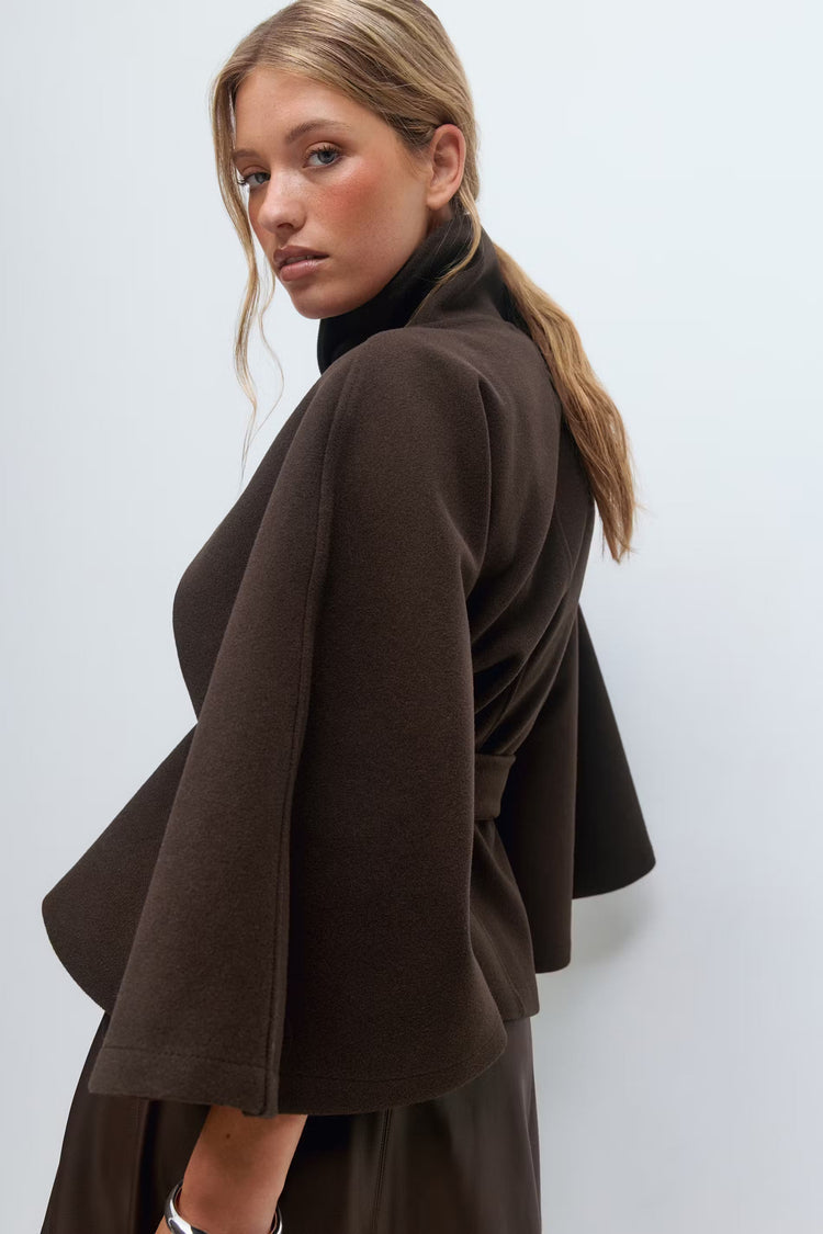 Vêtement d'hiver femme: Manteau cape ceinturé, col montant, élégance et confort garantis.