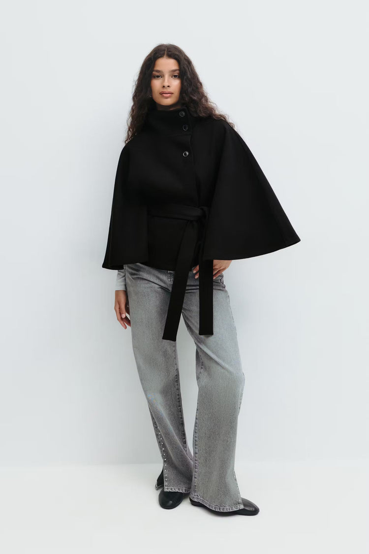 Manteau cape femme ceinturé, col montant, idéal pour un style élégant et chaud en automne.