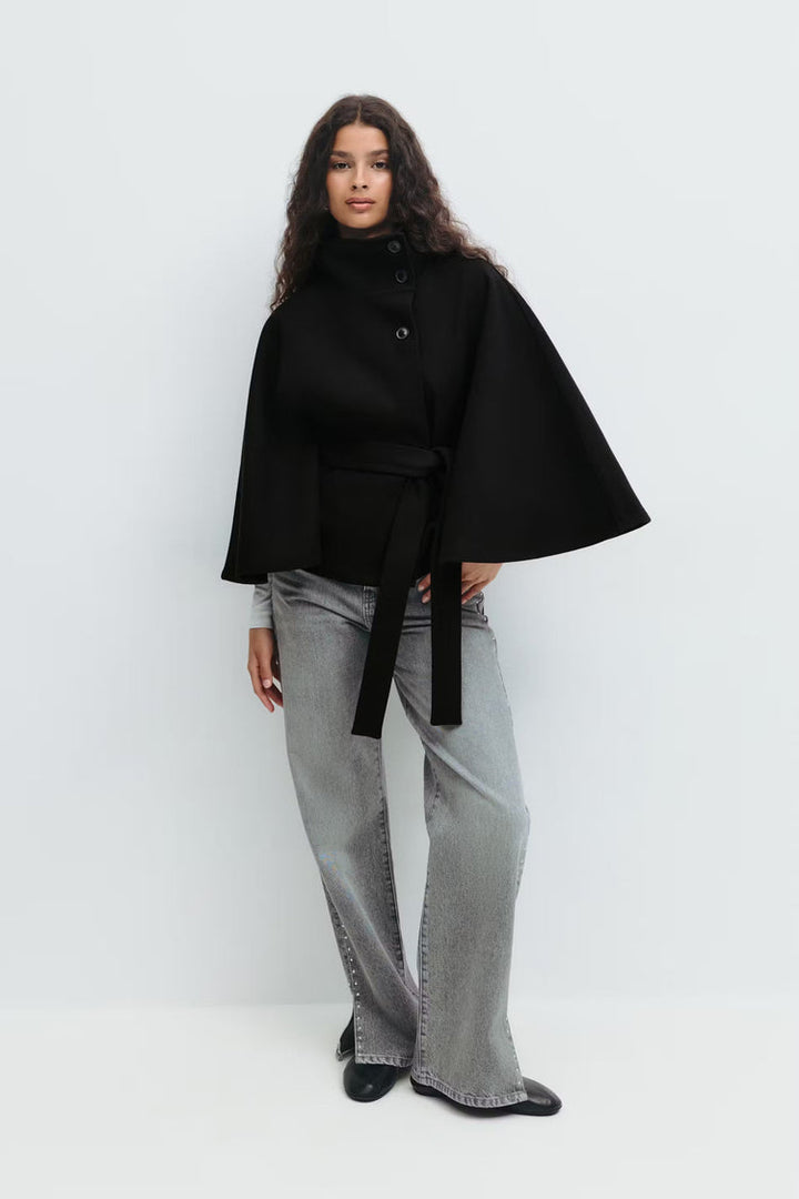 Manteau cape femme ceinturé, col montant, idéal pour un style élégant et chaud en automne.
