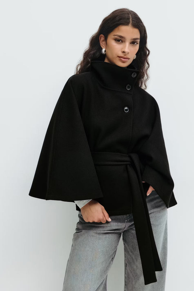 Cape ceinturée pour femme, col montant élégant, look moderne et adapté aux saisons froides.