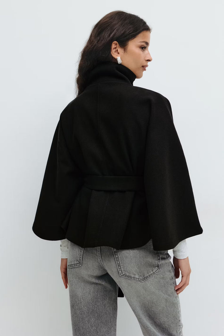 Chic manteau cape pour femme avec ceinture et col montant, parfait pour la mode hivernale.