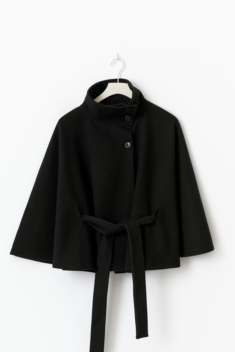 Cape femme polyvalente avec ceinture et col montant, idéale pour la superposition automne-hiver.