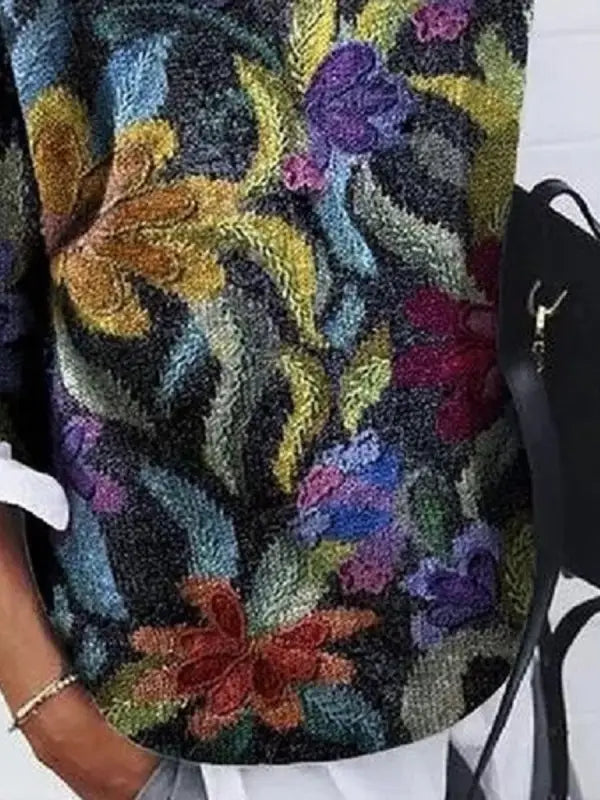 Pull femme vibrant à motif floral et animalier, offrant un confort douillet pour les journées froides d'hiver.
