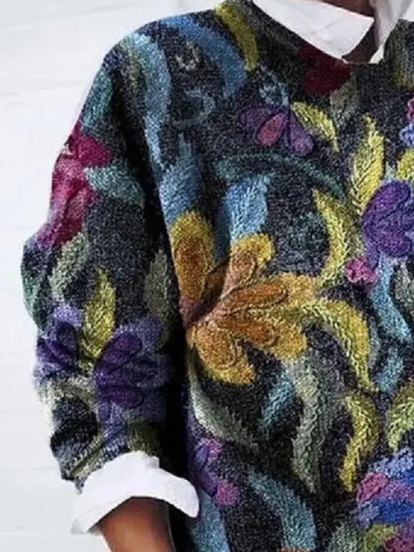 Pull femme tendance avec motif tigre stylisé et éléments floraux, idéal pour un look décontracté d'hiver.
