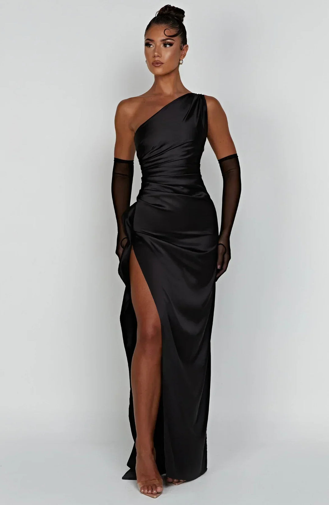 Robe de soirée satinée Vivienne, asymétrique fendue, très élégante.