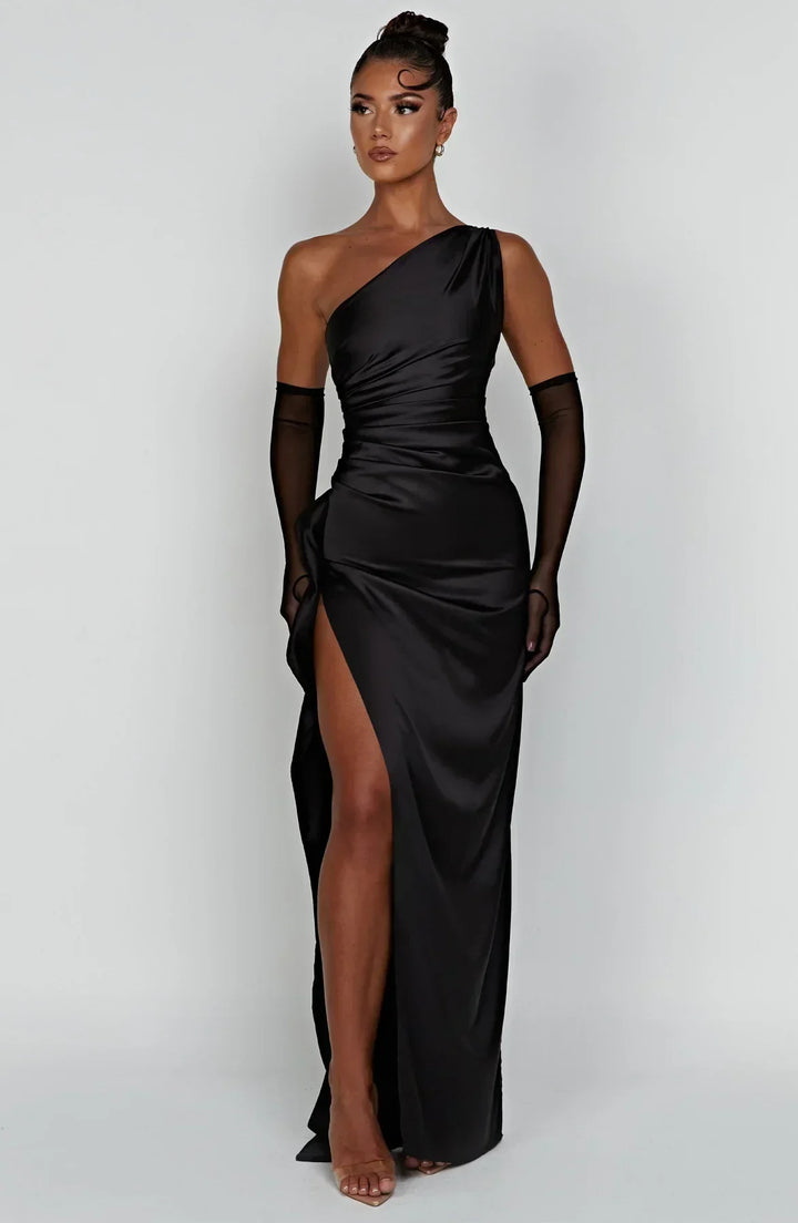 Robe de soirée satinée Vivienne, asymétrique fendue, très élégante.