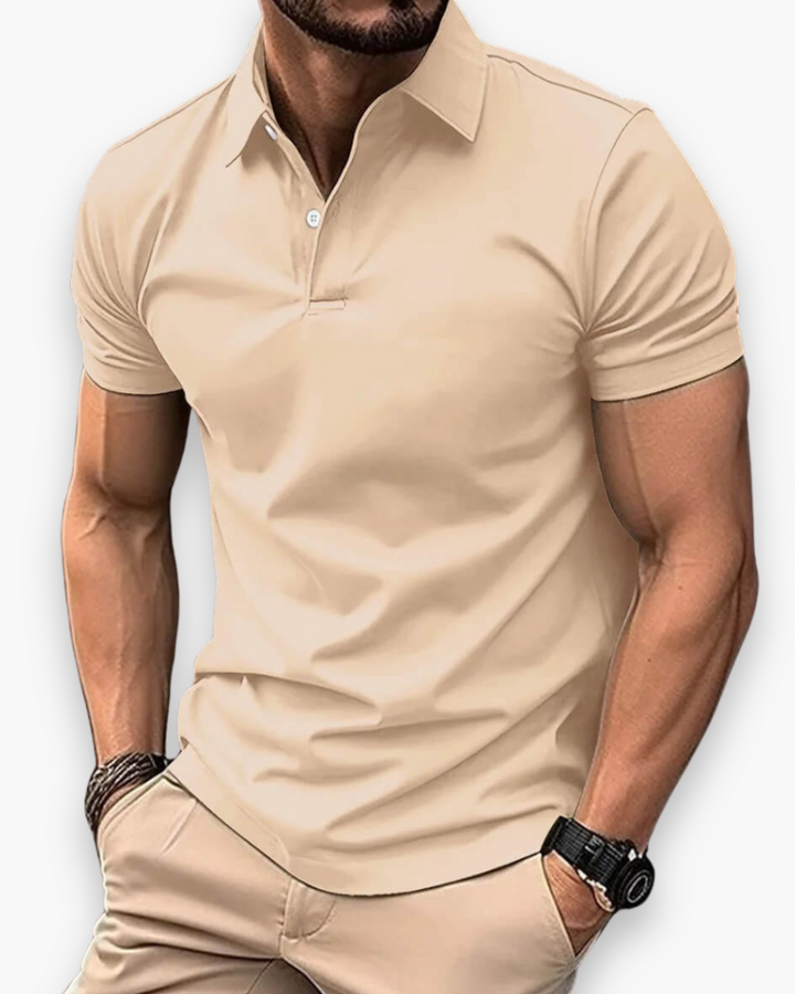 Polo homme noir en gros plan. Col boutonné, tissu doux, alliant confort et style classique pour la mode masculine.