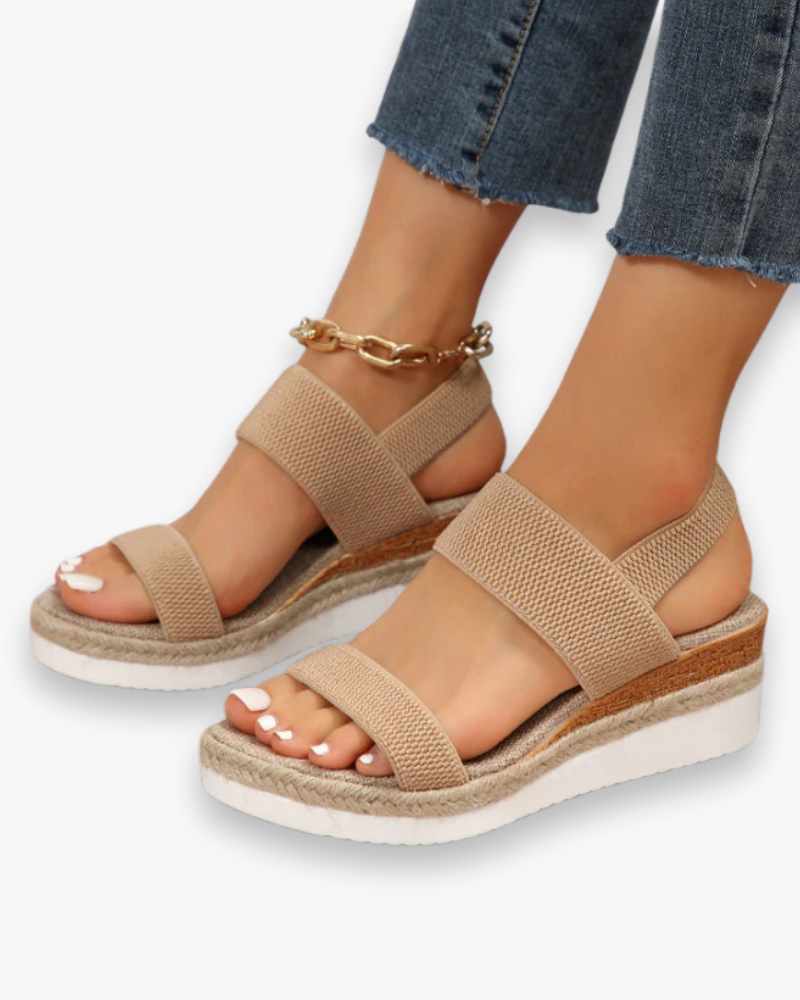 Chaussures femme élégantes à talons compensés, parfaites pour l'été, look mode chic et décontracté.