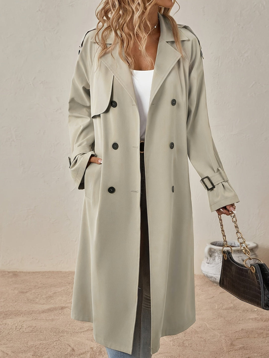 Veste trench noir structurée, féminine et chic, idéale pour la mi-saison.