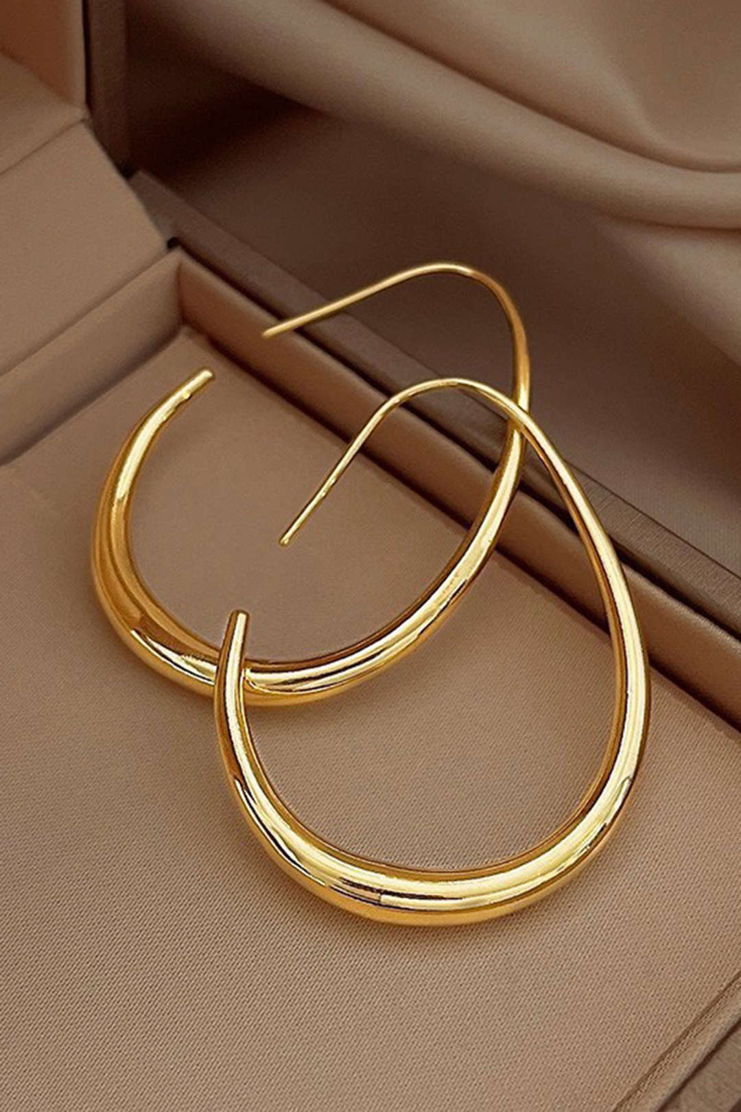 Boucles d'oreilles ovales élégantes pour femme, design intemporel, bijou chic en or ou argent.