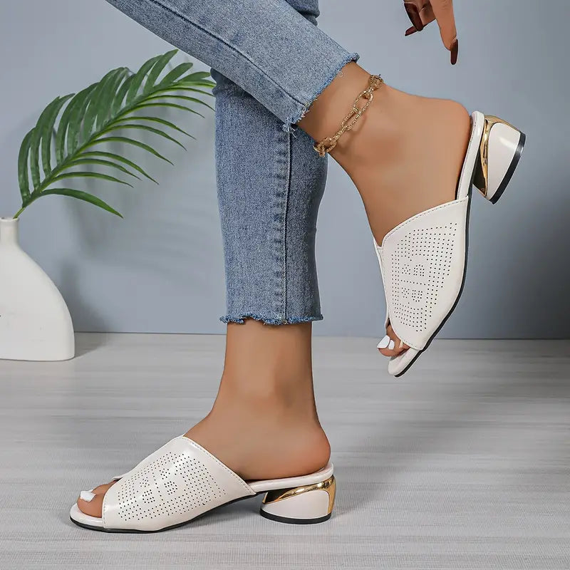 Sandales à talon bloc perforées pour femmes, couleur beige doré élégant, style peep-toe, parfaites pour l'été.