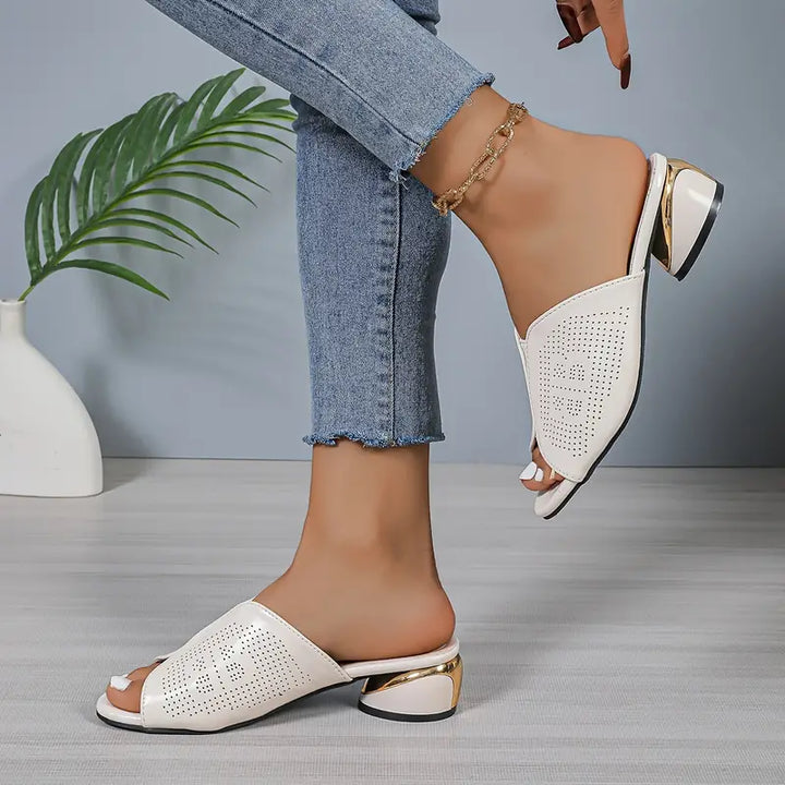 Sandales à talon bloc perforées pour femmes, couleur beige doré élégant, style peep-toe, parfaites pour l'été.