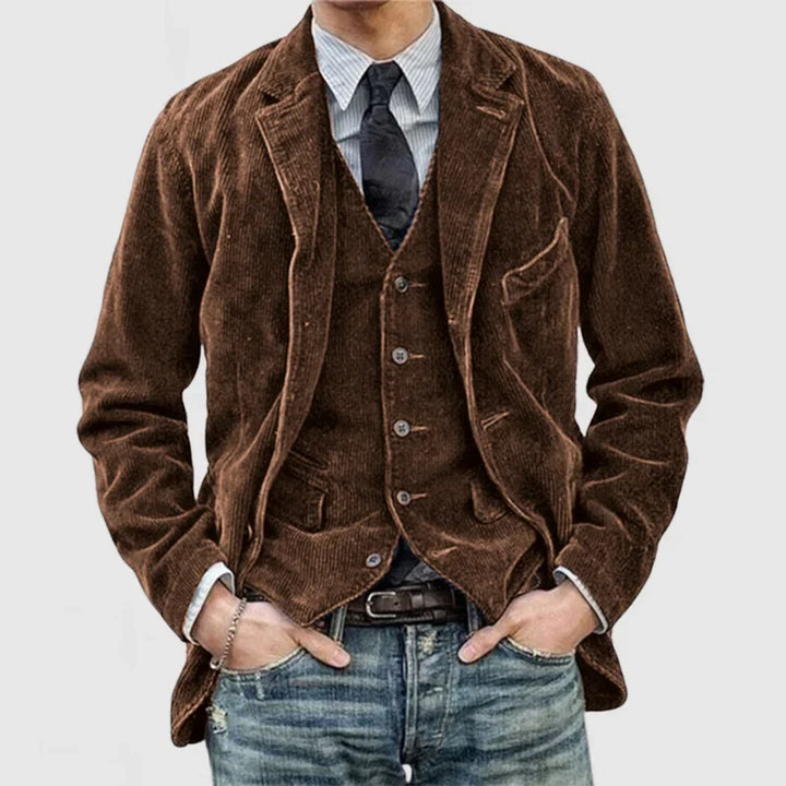 Gilet assorti au blazer homme, ajoutant chaleur et élégance à la tenue formelle. Idéal pour un look chic et polyvalent.