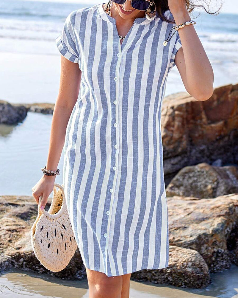 Robe chemise décontractée et stylée pour femme, présentant un motif rayé tendance pour un look moderne.