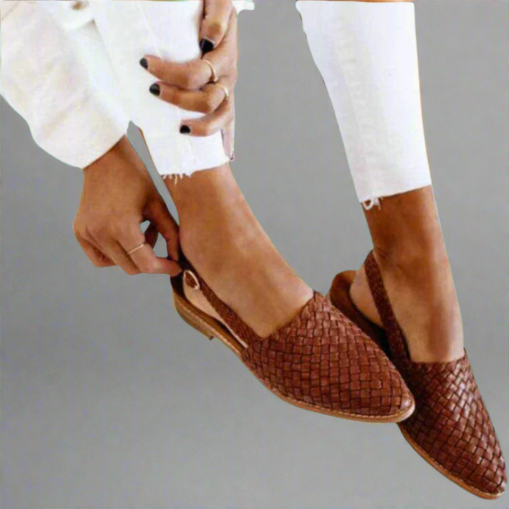 Mocassins plats en cuir brun pour femmes, confortables et élégants, parfaits pour le printemps-été décontracté.