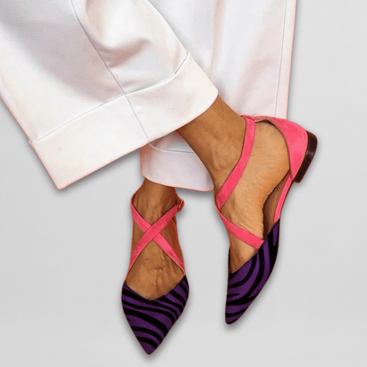 Découvrez les ballerines Elisa grises à brides, des chaussures plates confortables et très tendance pour femme.
