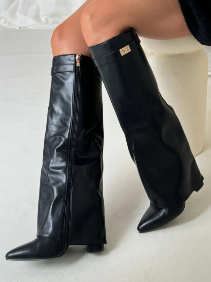 Chaussures femme d'hiver, bottes hautes à talon bloc, bout pointu, pour une tenue tendance.