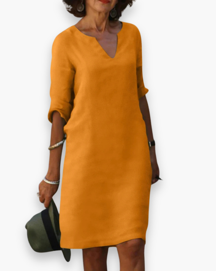 Robe décontractée intemporelle femme, col V et manches 3/4, assurant confort et allure élégante.