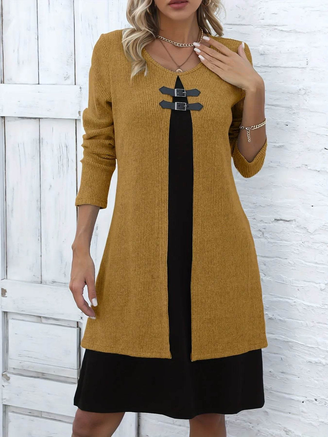 Silhouette élégante : robe mi-longue femme coupe A en coton extensible, idéale pour un look sophistiqué décontracté.