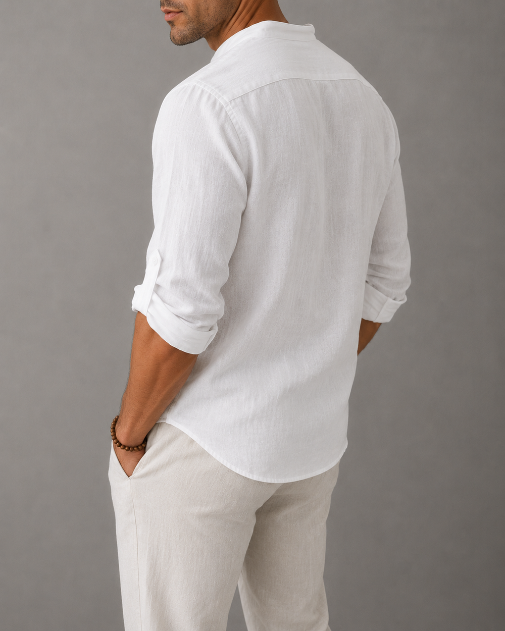 Chemise casual homme col V manches longues, coupe ample pour look décontracté moderne et confortable. Mode homme.